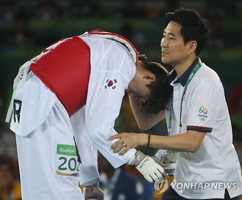 2016년 8월 17일(현지시간) 브라질 리우데자네이루 바하 카리오카 경기장 3에서 열린 2016 리우올림픽 태권도 남자 -58kg급 16강전에서 한국 김태훈이 태국 타윈 한프랍을 상대로 패한 뒤 태국 감독인 최영석 감독과 인사를 나누고 있다.      연합뉴스